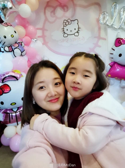 乔杉老婆晒全家福为大女儿庆生 6岁垛姐眯眼甜笑很像爸爸