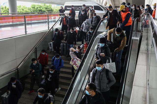 3月28日，武汉火车站，从广州南到武汉的G1112次列车乘客乘坐电梯出站。中青报⋅中青网记者 赵迪/摄