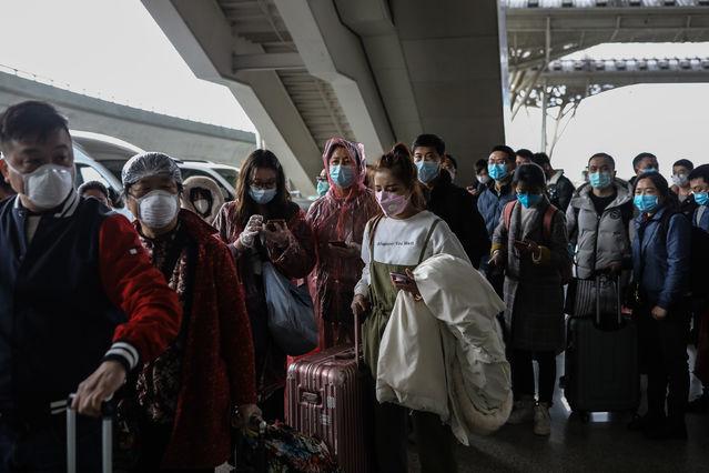 3月28日，武汉火车站，从广州南到武汉的G1112次列车乘客排队出站。中青报⋅中青网记者 赵迪/摄