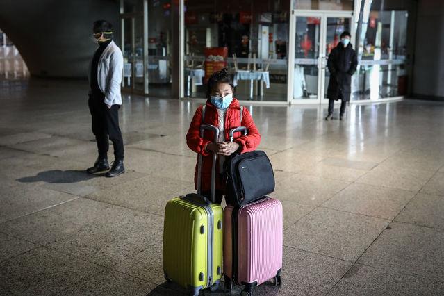 3月28日，武汉火车站，一名小女孩在等待同行的长辈。中青报⋅中青网记者 赵迪/摄