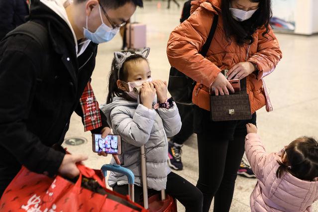 3月28日，武汉火车站，刚刚抵达的一家人。中青报⋅中青网记者 赵迪/摄