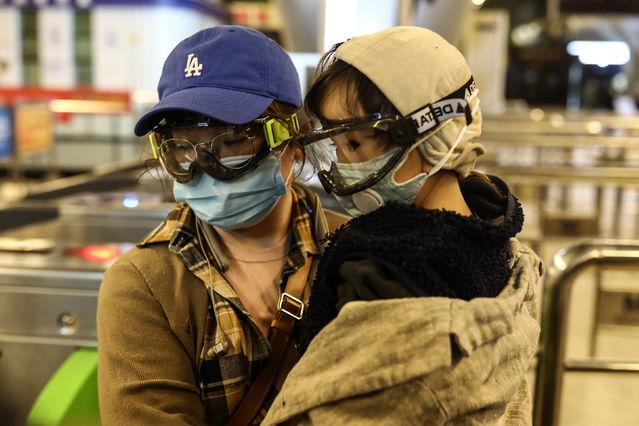 3月28日，武汉火车站，一名小女孩和妈妈准备乘坐地铁回家。中青报⋅中青网记者 赵迪/摄