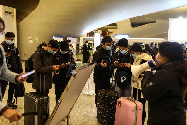3月28日，武汉火车站，抵达的乘客在注册健康码。中青报⋅中青网记者 赵迪/摄