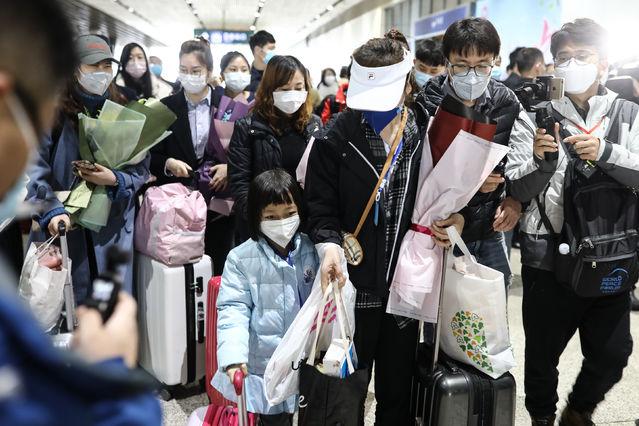 3月28日，武汉火车站，一名小女孩和家人一同出站。中青报⋅中青网记者 赵迪/摄