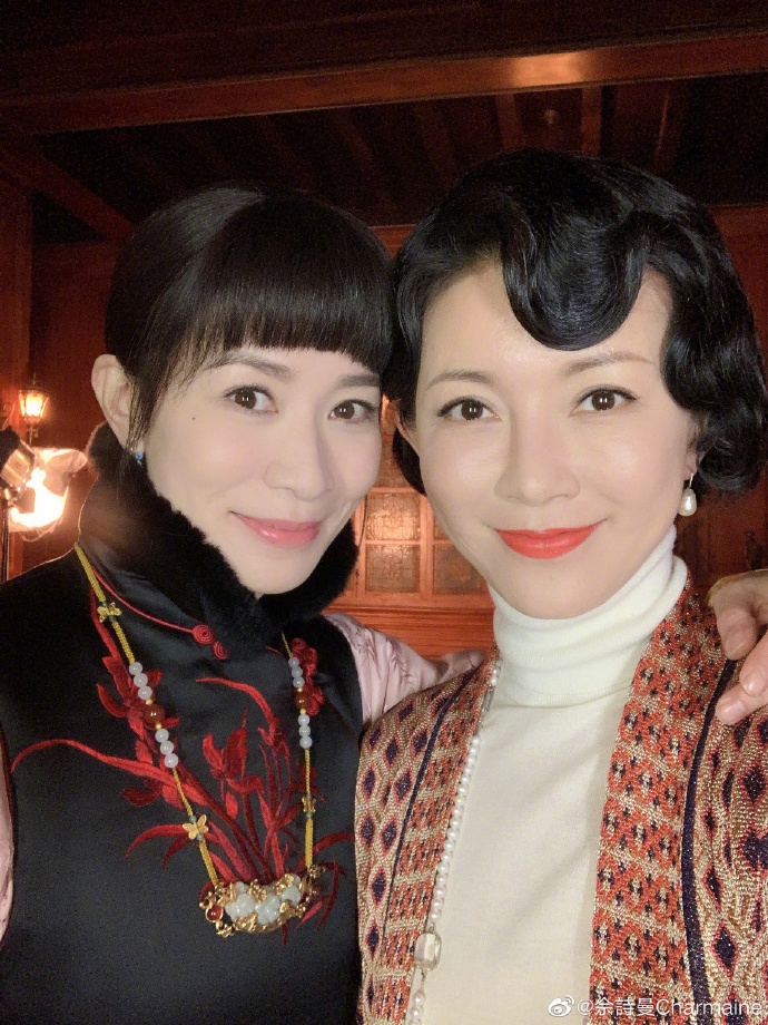 佘诗曼分享片场合照氛围融洽穿旗袍留齐刘海显古典风韵