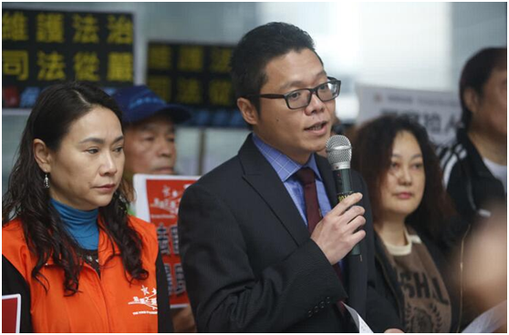 丁煌(中)称香港电台相关记者违反公务员政治中立的原则(图片来源：香港《文汇报》)