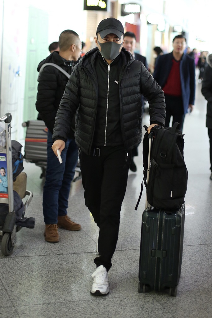 张涵予穿黑色羽绒服低调沉稳眼神霸气硬汉范儿十足