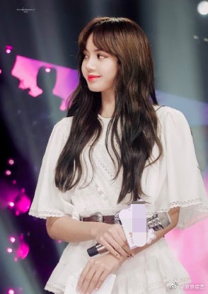 lisa穿白色连衣裙清纯可人 轻松驾驭斜刘海造型笑容甜美