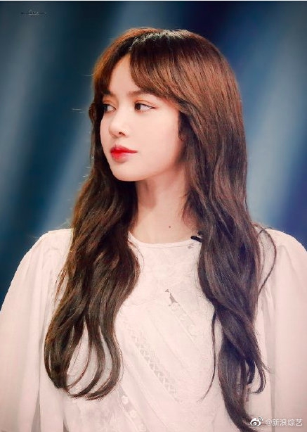 lisa穿白色连衣裙清纯可人 轻松驾驭斜刘海造型笑容甜美