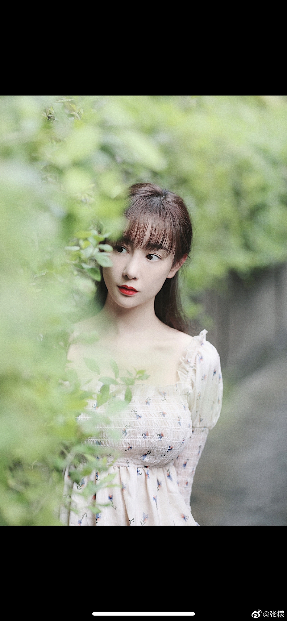 张檬穿碎花裙漫步绿叶间春日小清新写真甜美可人