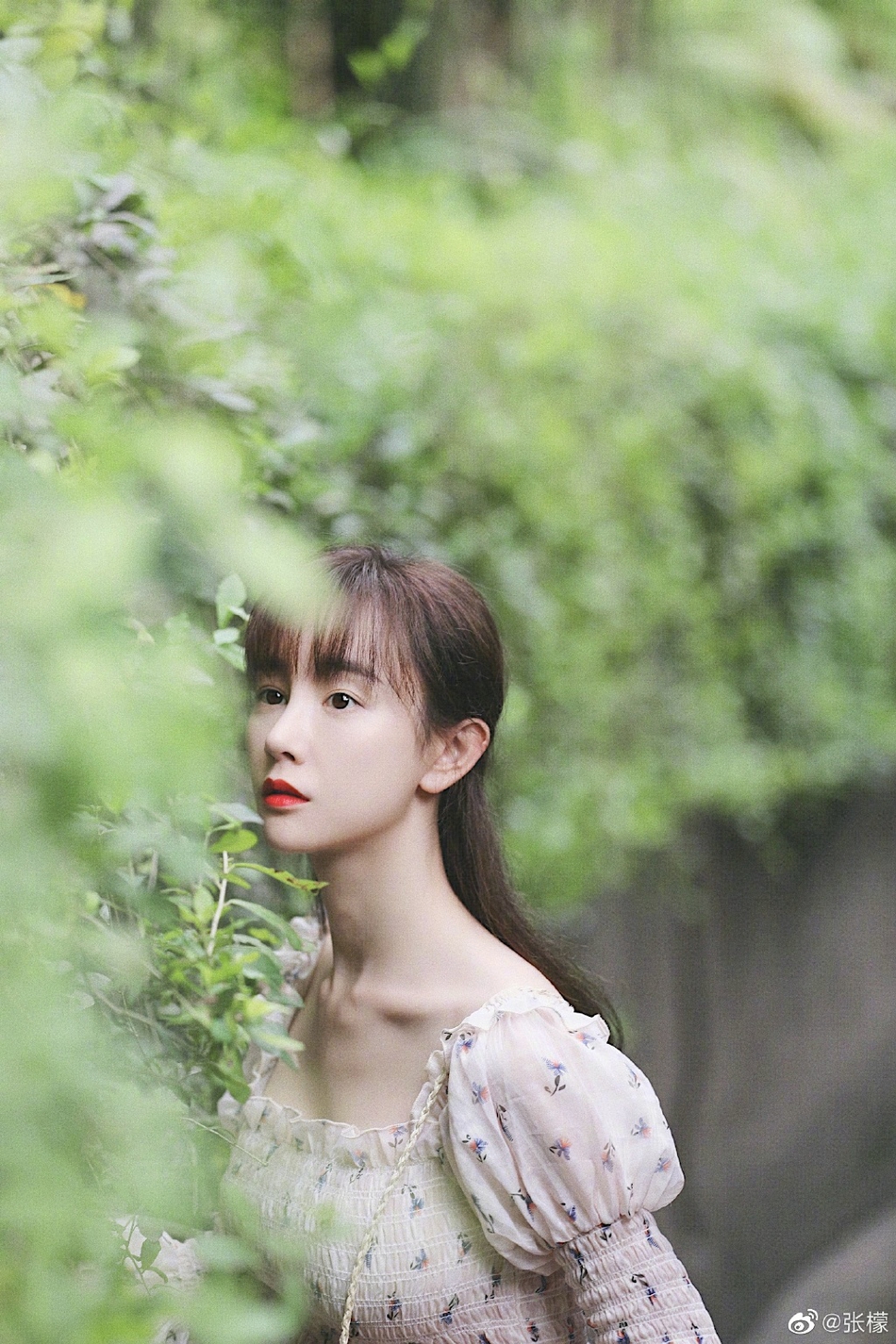 张檬穿碎花裙漫步绿叶间 春日小清新写真甜美可人