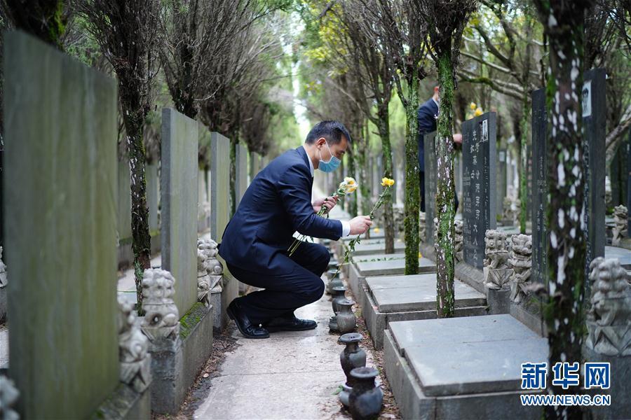 在江西省南昌市瀛上墓区琼山墓园,工作人员在为市民进行代祭扫(41 1