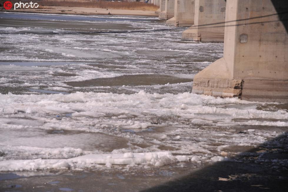 松花江开江 大小冰排顺江而下场面壮观