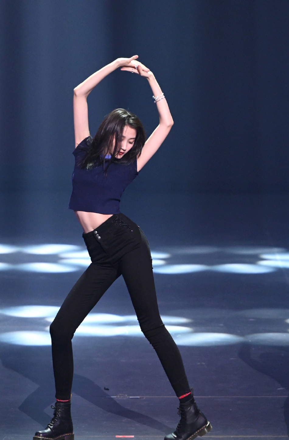 关晓彤穿露脐装跳舞大秀平坦蛮腰摇滚风造型又帅又飒