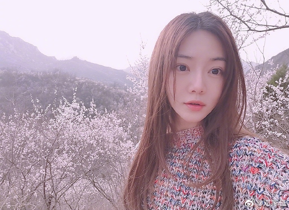 邓家佳晒照展示健身成果 穿运动背心大秀蛮腰马甲线