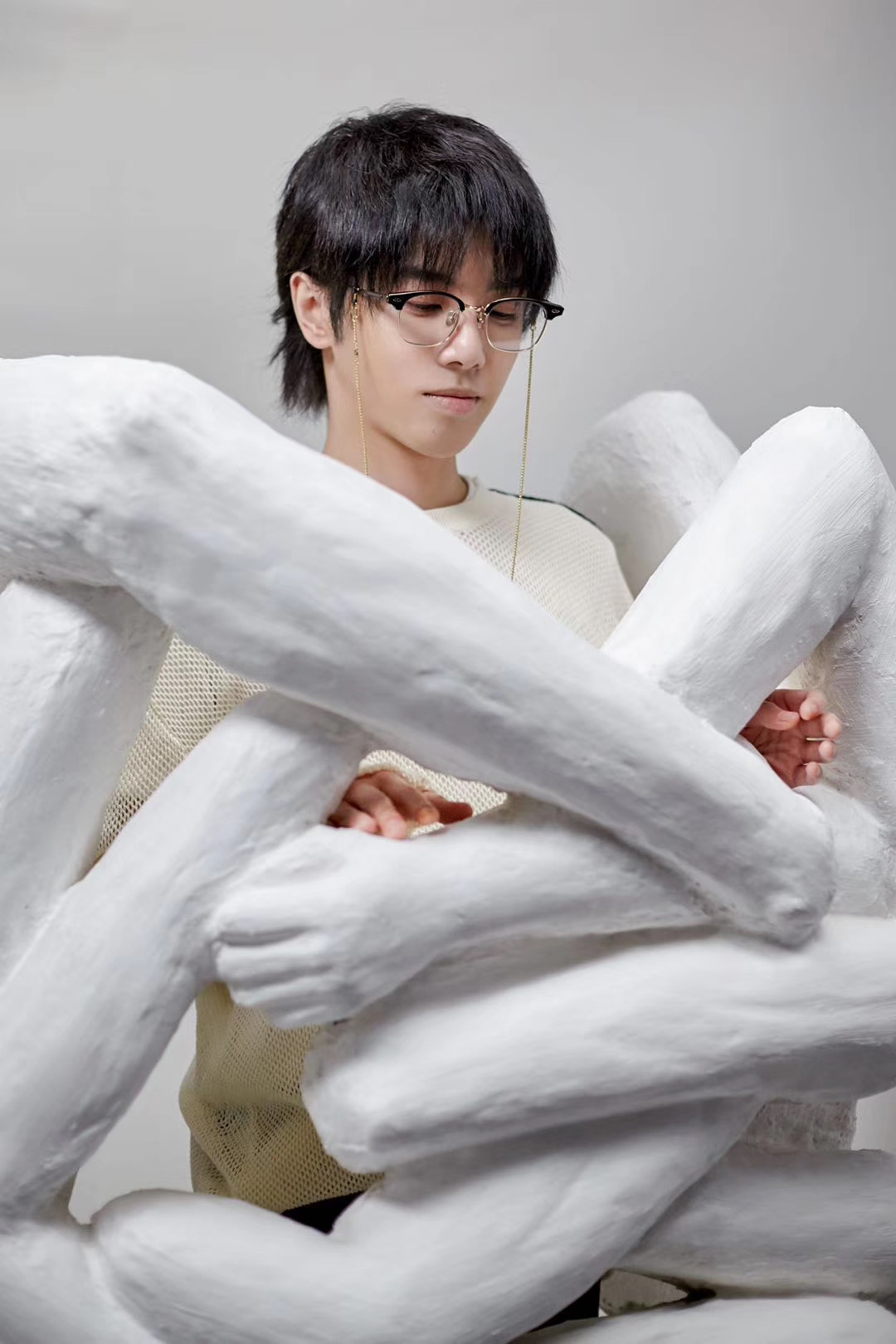 华晨宇身着黑色西装简约而帅气