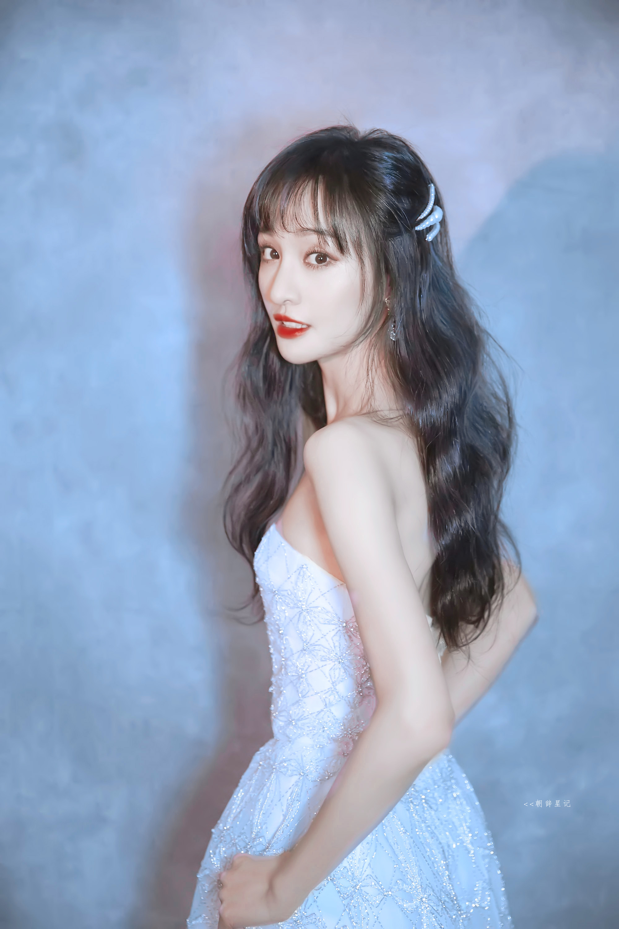 郑爽一席蓝色裙装 好似仙女下凡