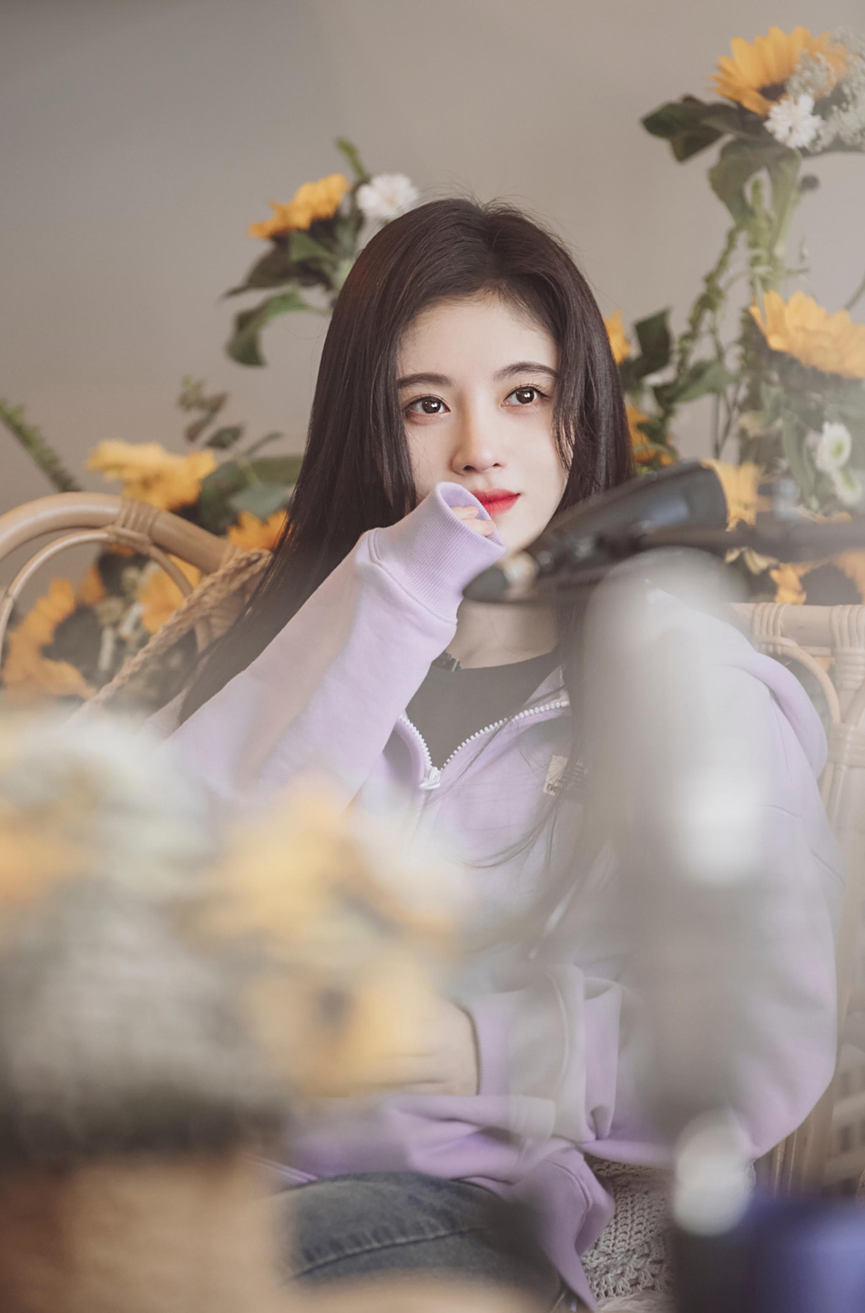 鞠婧祎穿紫色外套休闲舒适低垂浅笑楚楚动人