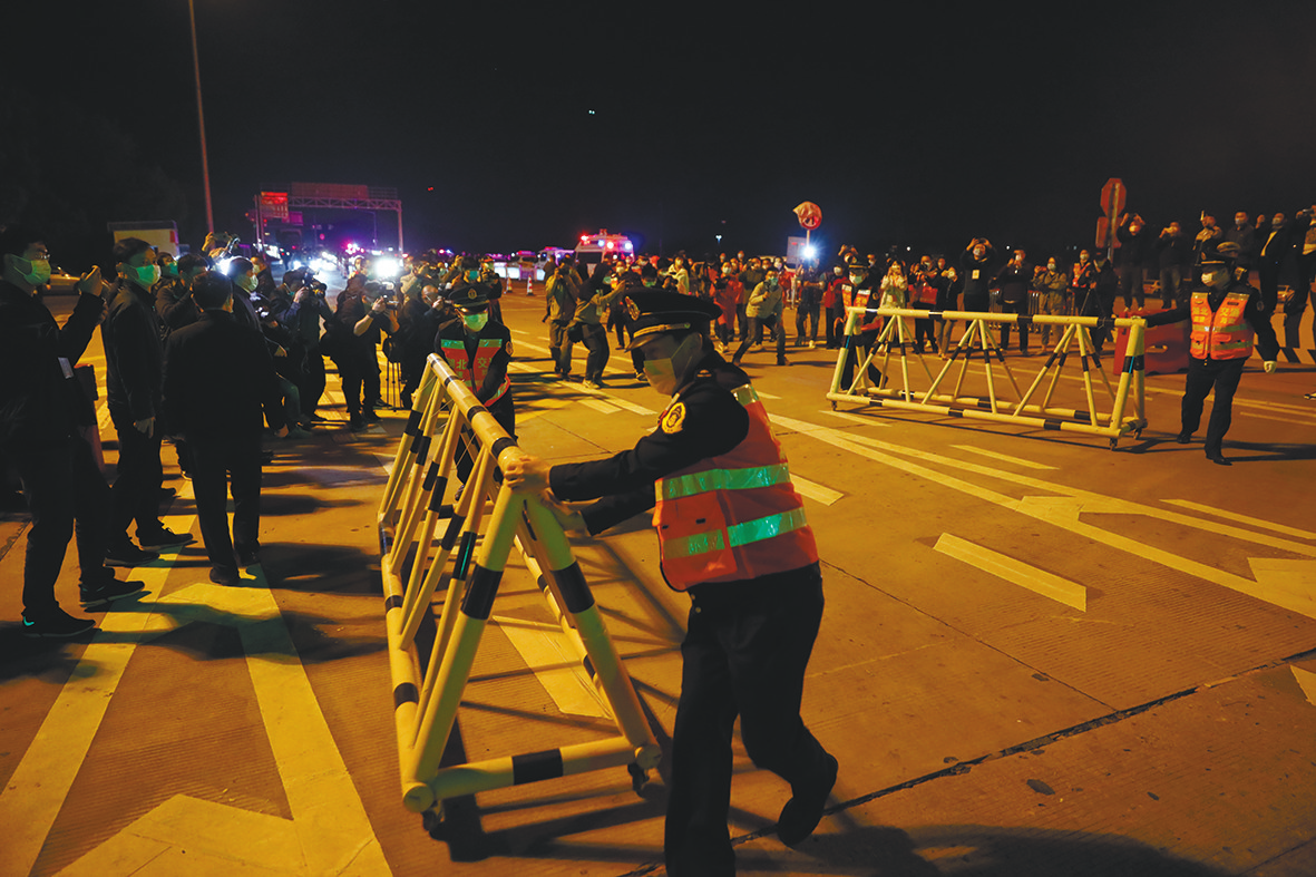 8日零时，武汉西高速路口的路障被搬开，离汉通道管控正式解除。