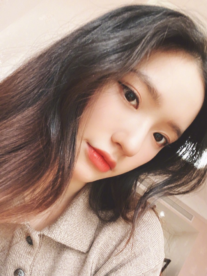 林允分享十八宫格自拍奶茶系妆容搭微卷长发显温柔清新