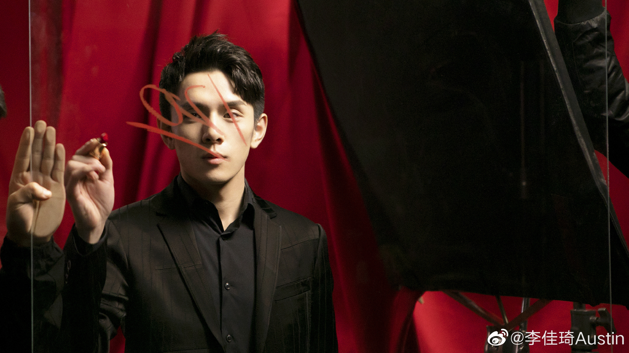 "魔鬼"李佳琦身着黑色西装 时尚感十足!