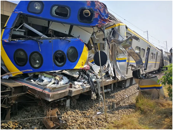 臺鐵區間車與公路聯結貨車發生碰撞事故4人受傷送醫