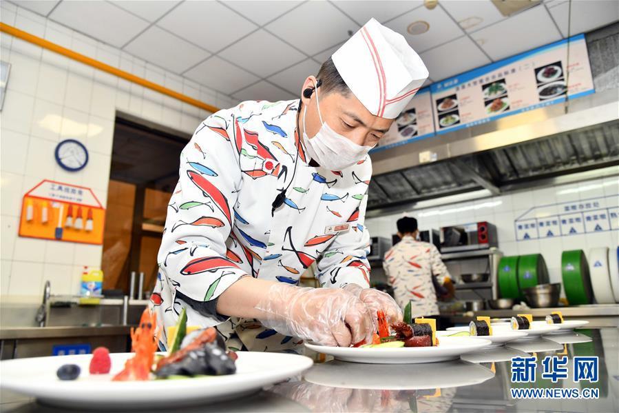 在山东舜和国际酒店,工作人员在为客人分餐(3月26日摄).