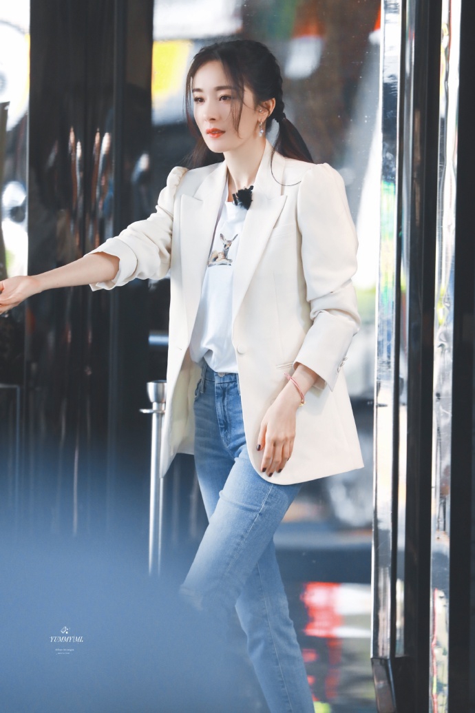 杨幂穿白色西装清爽干练扎双马尾娇俏似少女