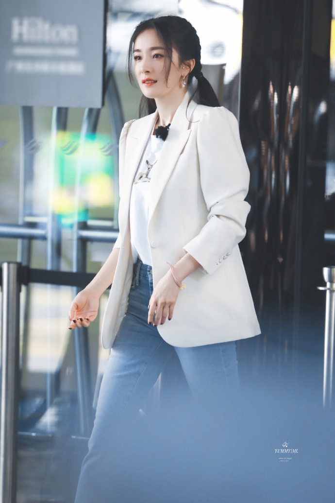杨幂穿白色西装清爽干练扎双马尾娇俏似少女