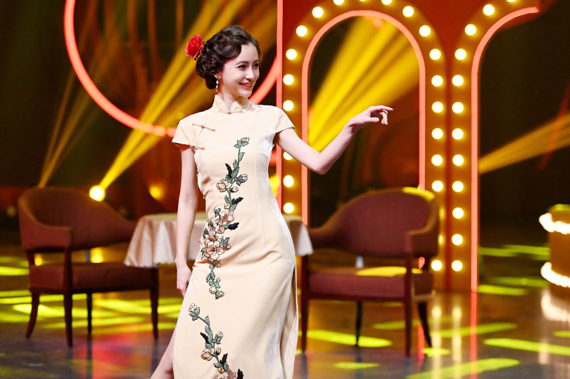 angelababy穿旗袍身姿妙曼舞姿优雅迷人