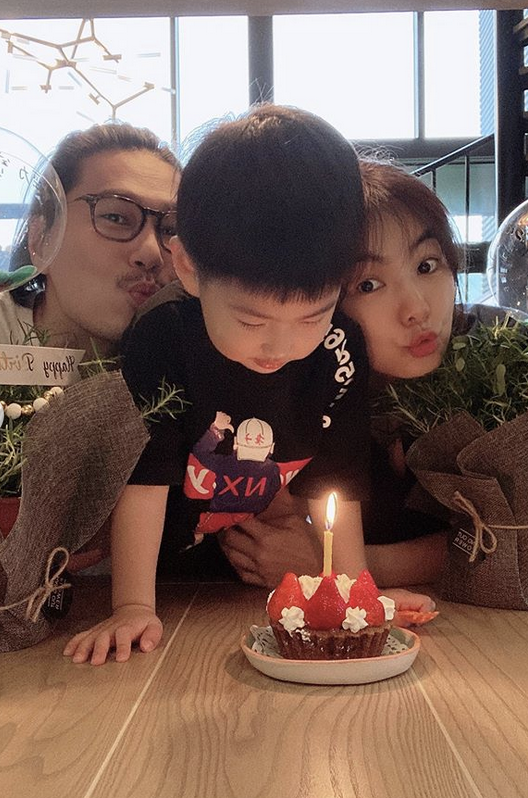 ella为儿子庆生晒全家福一齐搞怪做鬼脸画面温馨俏皮