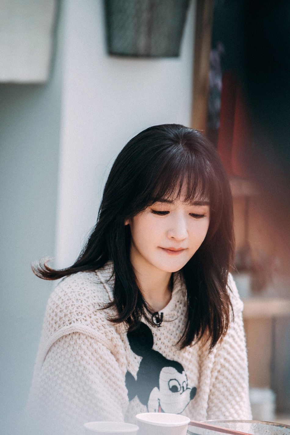 谢娜穿米奇毛衣搭百褶裙可爱复古仰头灿笑温暖治愈