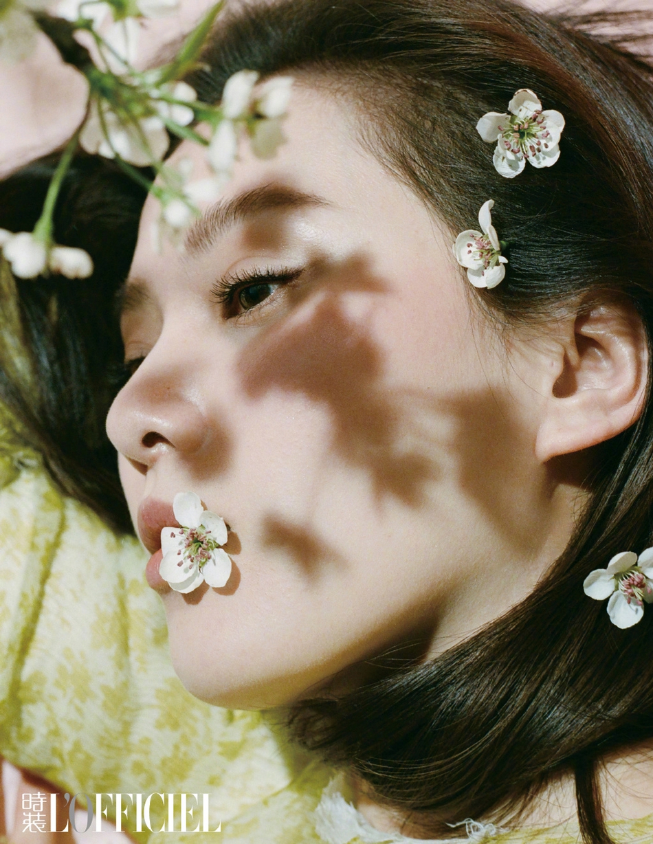 刘诗诗新刊展现摩登姿态化身花仙子恬静温柔