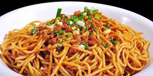 资料图:热干面重回武汉市民日常生活