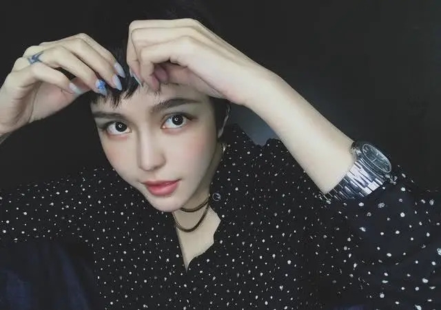 随后,周扬青在线上自我辟谣,连着回应了五个假的,并表示自己永远不会