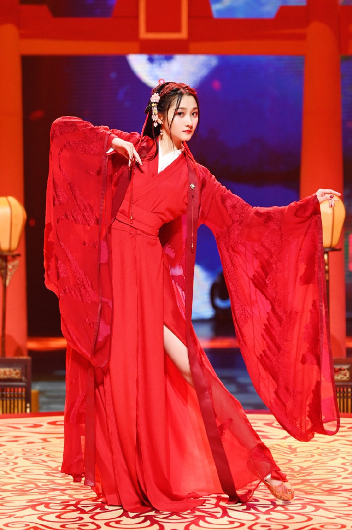 关晓彤古装扮相拂袖而舞红唇配红袍造型明艳气质佳
