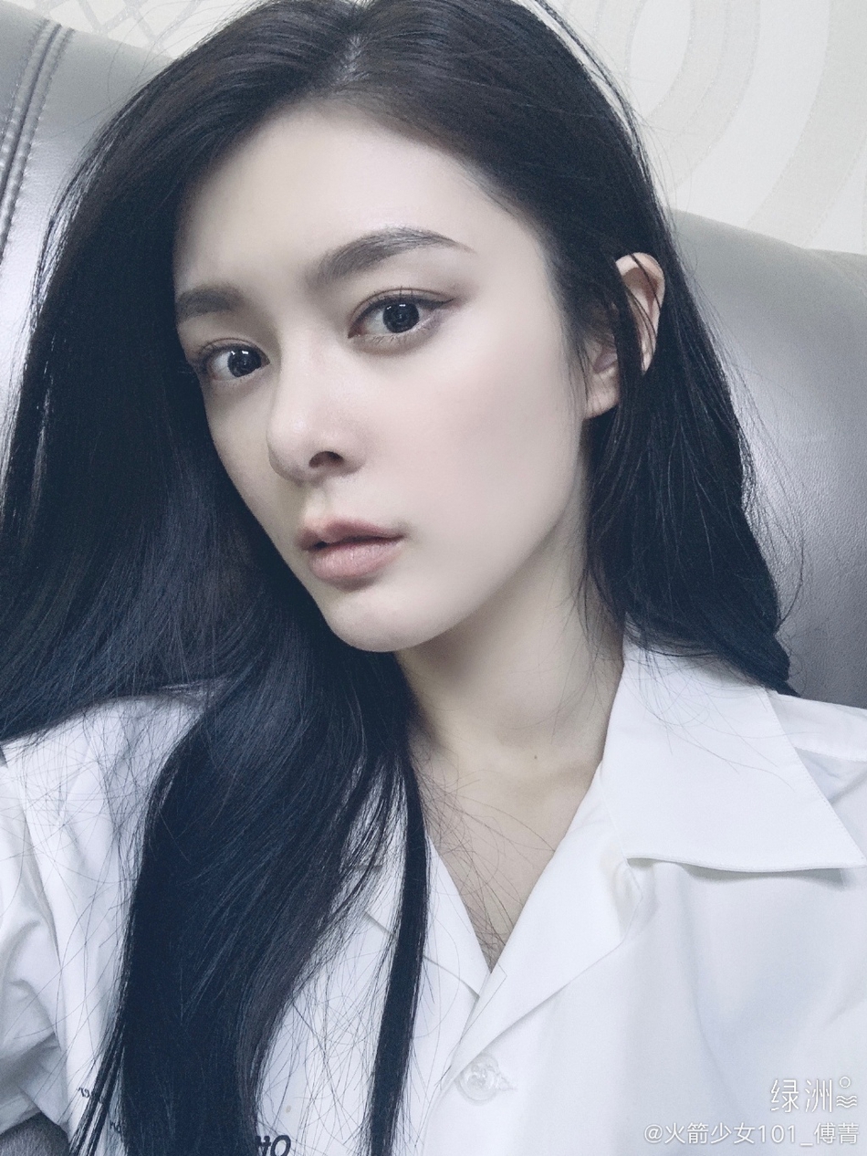 傅菁踏青摆pose秀大长腿嫩橘色卫衣运动鞋青春俏皮