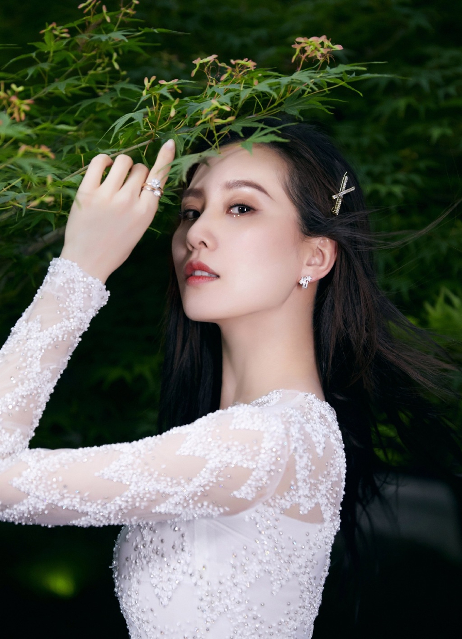 刘诗诗最新写真曝光白衣长发仙气飘飘