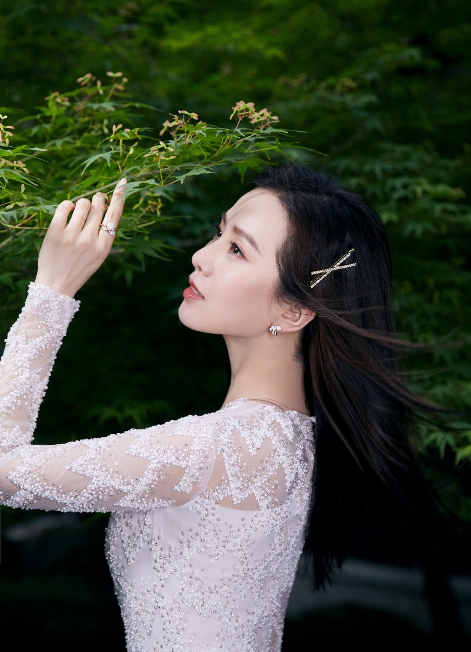 刘诗诗最新写真曝光白衣长发仙气飘飘