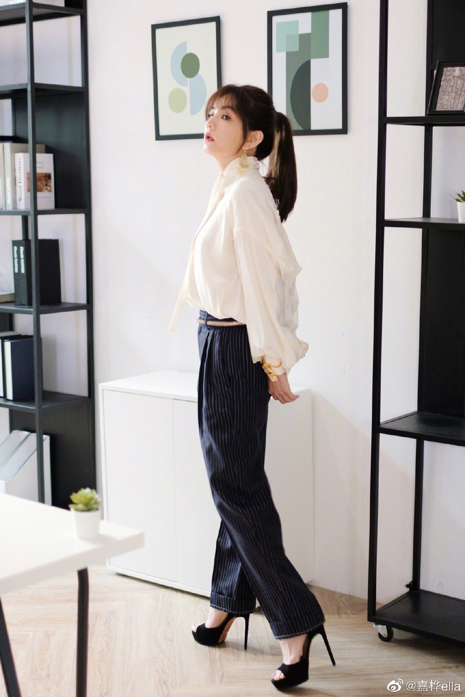 ella晒近照 白衬衫配高马尾优雅又俏皮