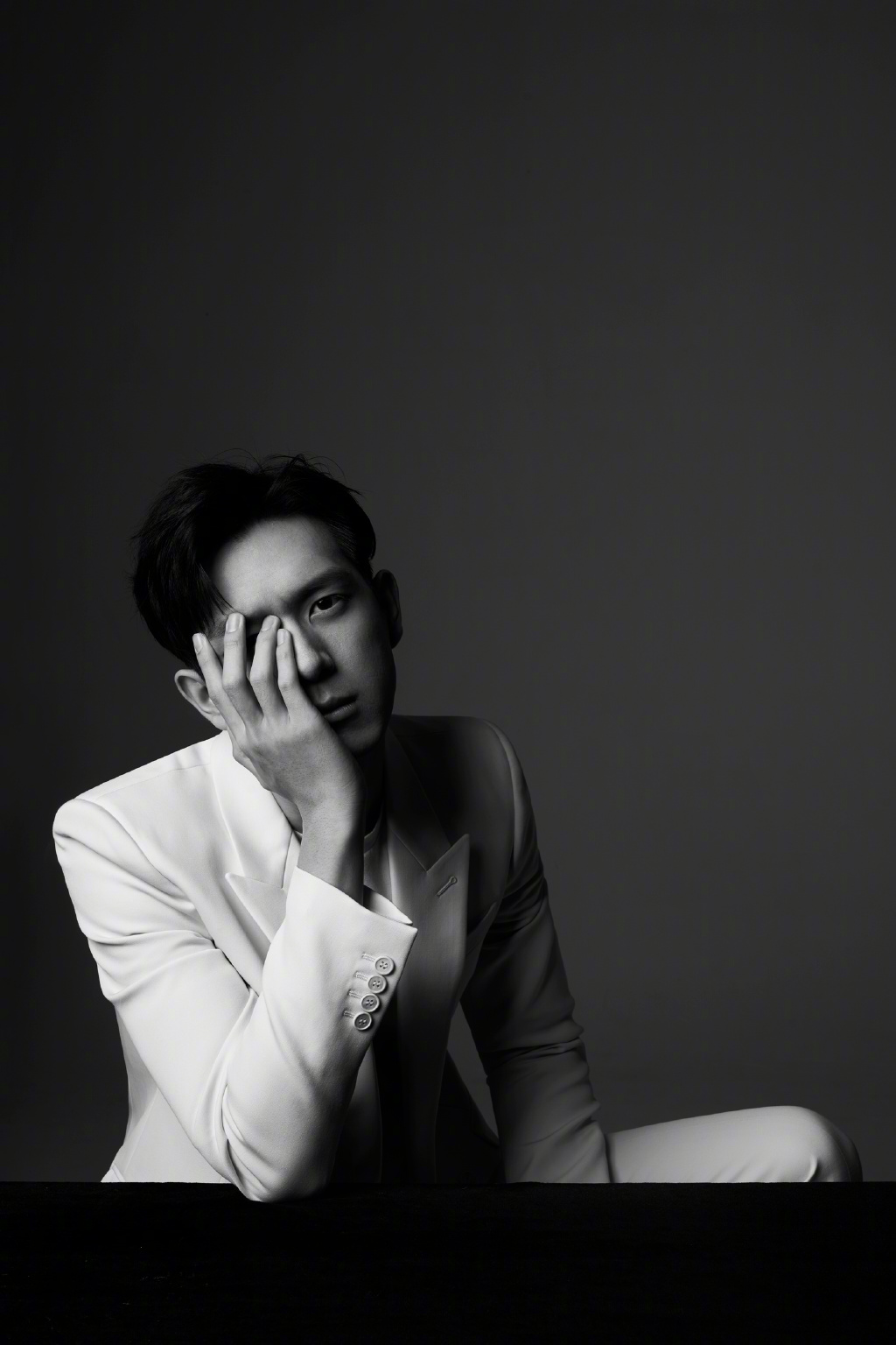 黑白映画呈现李现简洁高级质感