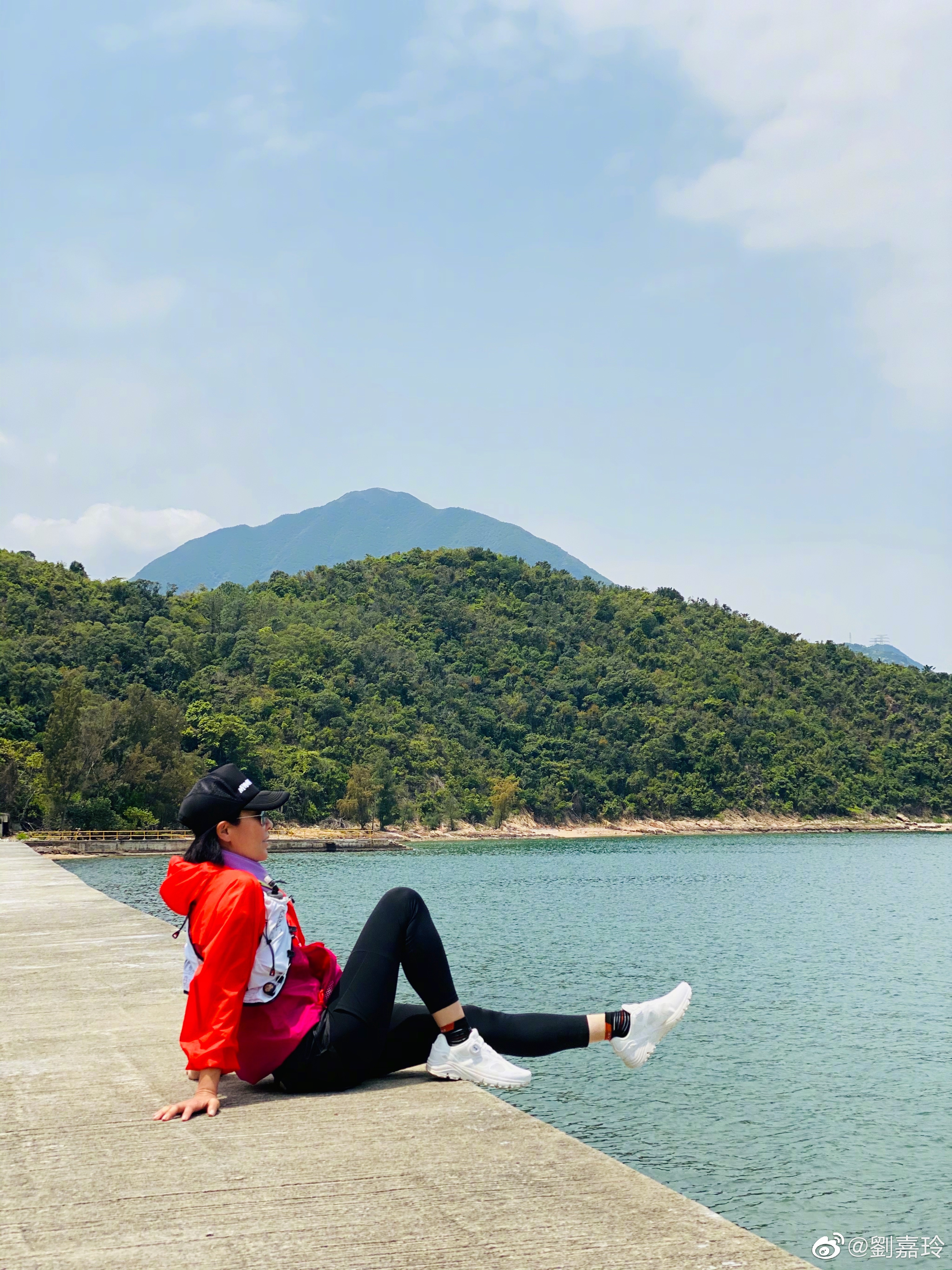 刘嘉玲晒素颜登山照穿红衣戴墨镜笑容灿烂