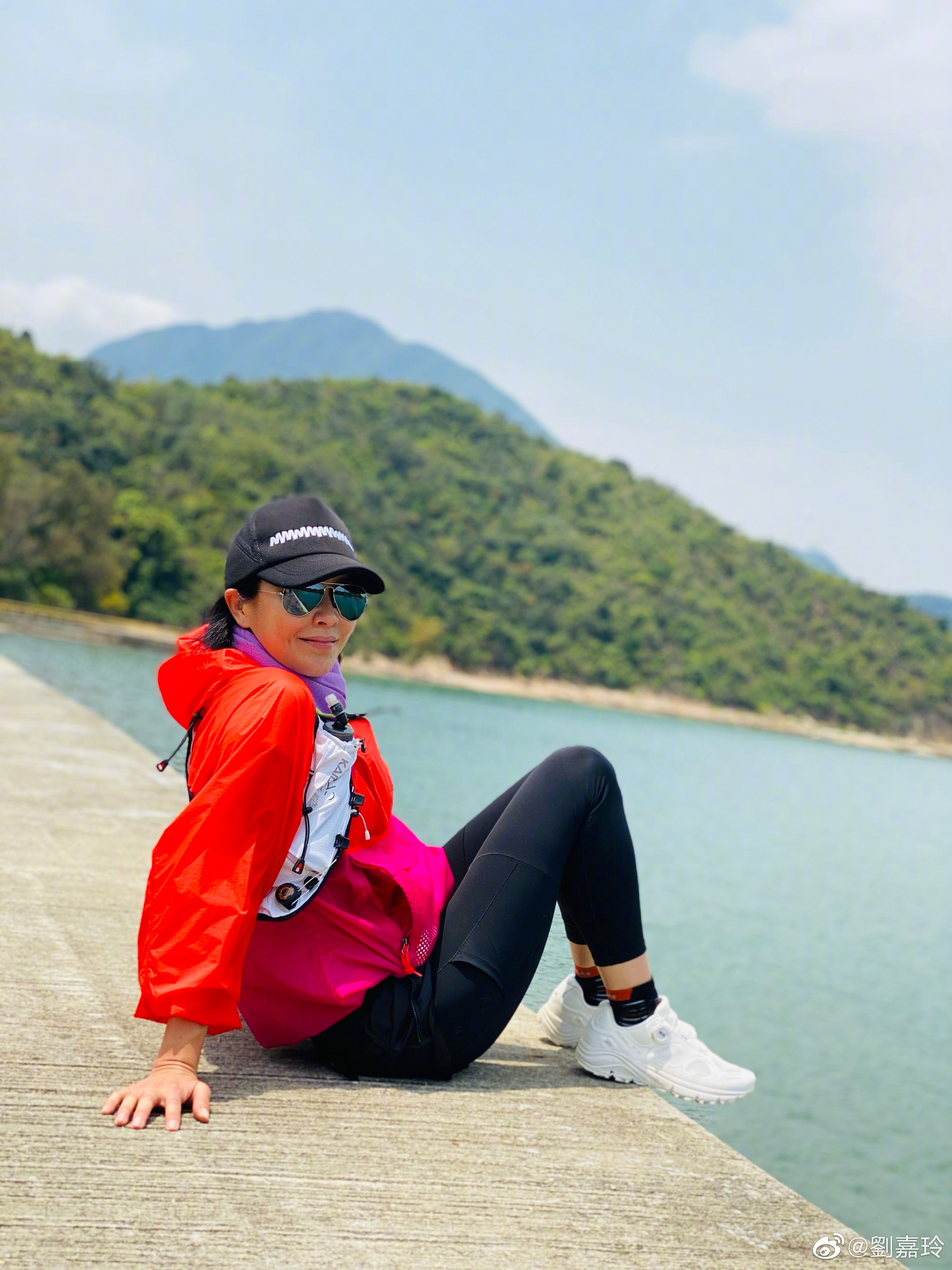 刘嘉玲晒素颜登山照穿红衣戴墨镜笑容灿烂