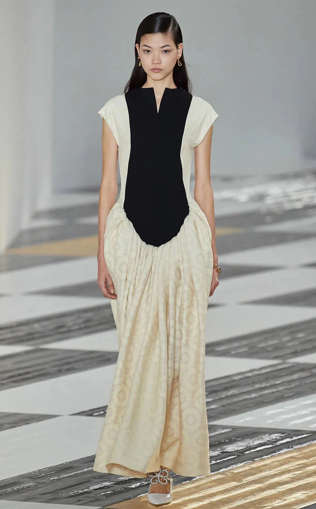 国际顶尖超模们惨遭陪衬mika的时装周之路只因会投胎