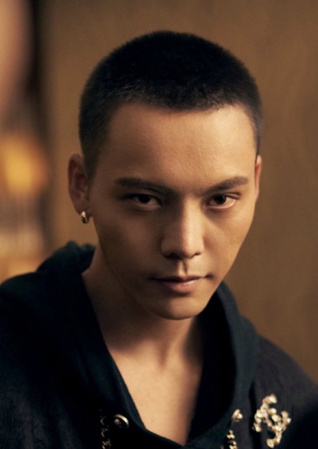 陈伟霆最新剃头照曝光圆寸侧颜杀荷尔蒙炸裂