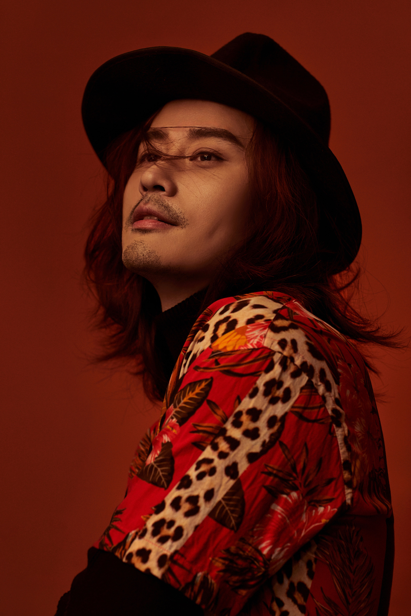 程枫红衬衫写真曝光炙热眼神释放桀骜之感