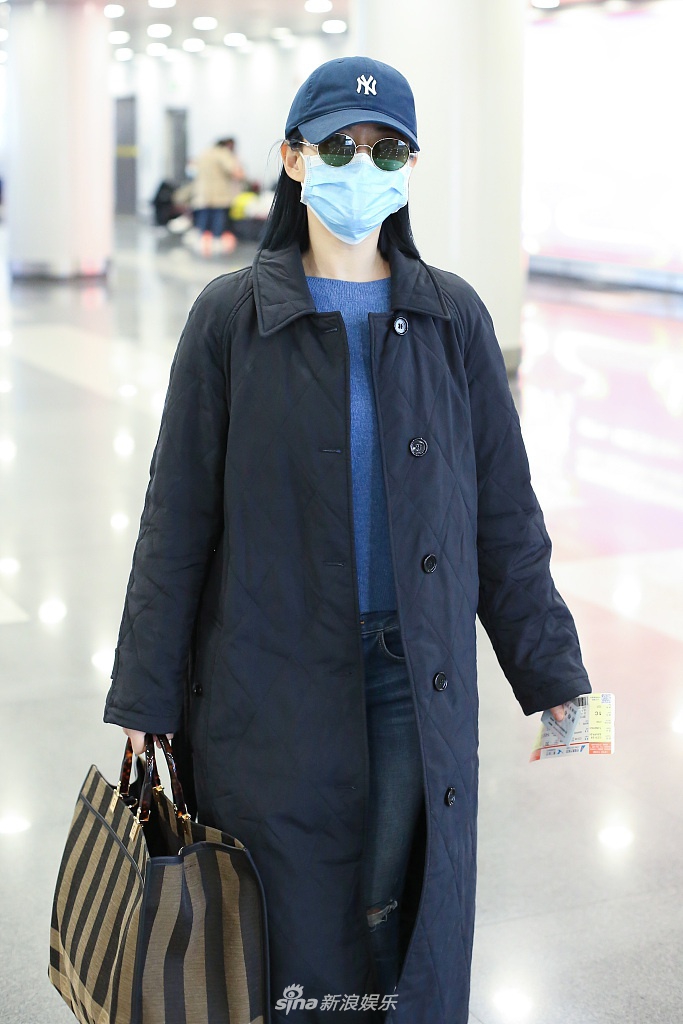 谭卓戴圆框墨镜气场十足拎大包赶路朴素接地气