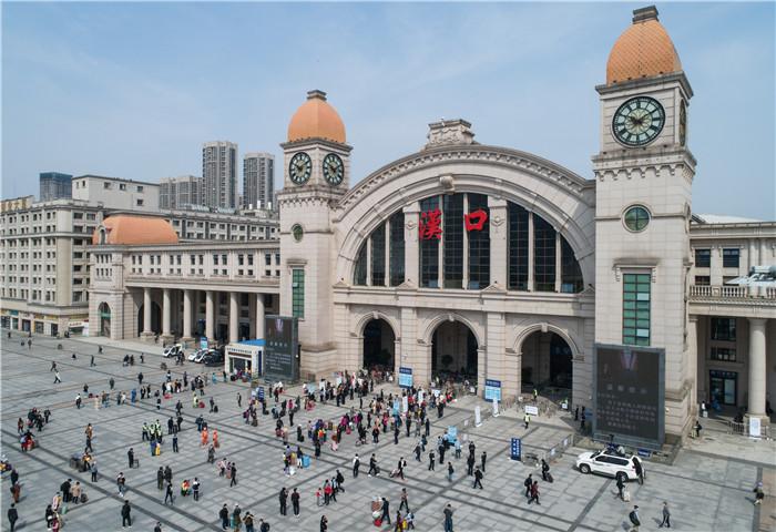 4月8日,乘客在汉口火车站排队进站新华社记者 肖艺九 摄