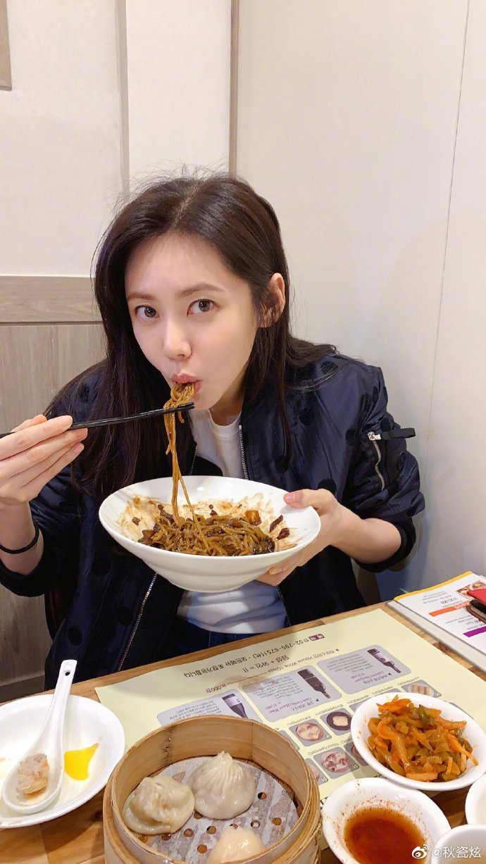 秋瓷炫晒九宫格近照开心享用炸酱面小笼包超满足
