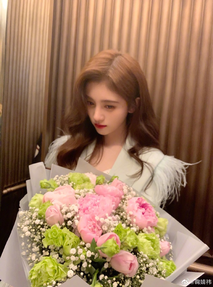 鞠婧祎穿细肩带裙秀性感锁骨单手捧脸表情娇嗔可爱